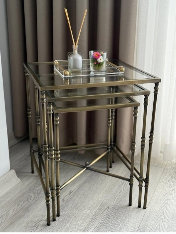 Torna Detaylı Pirinç Eskitme 3'lü Kare Zigon Sehpa Şeffaf Cam