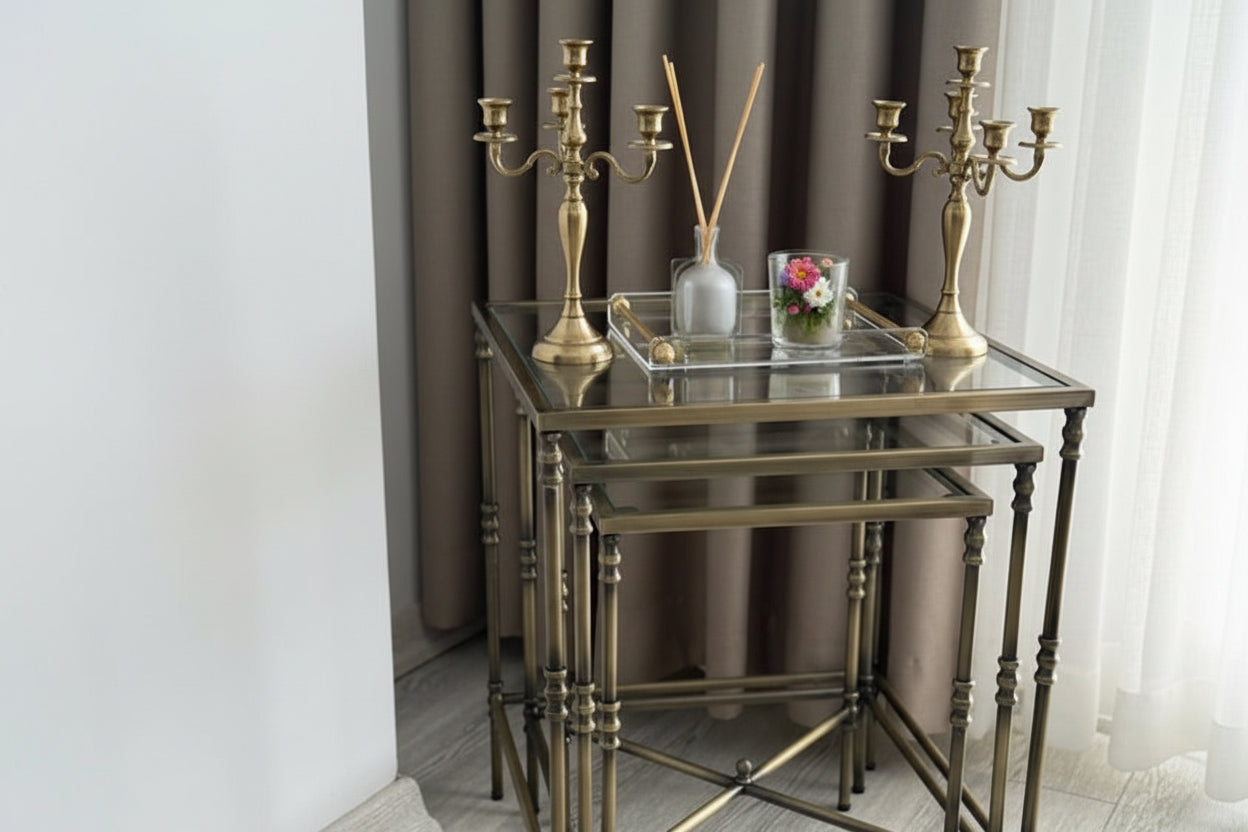 Torna Detaylı Pirinç Eskitme 3'lü Kare Zigon Sehpa Şeffaf Cam