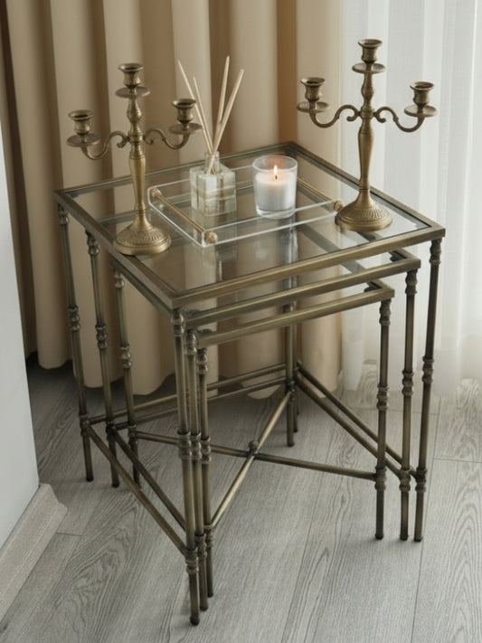 Torna Detaylı Pirinç Eskitme 3'lü Kare Zigon Sehpa Şeffaf Cam