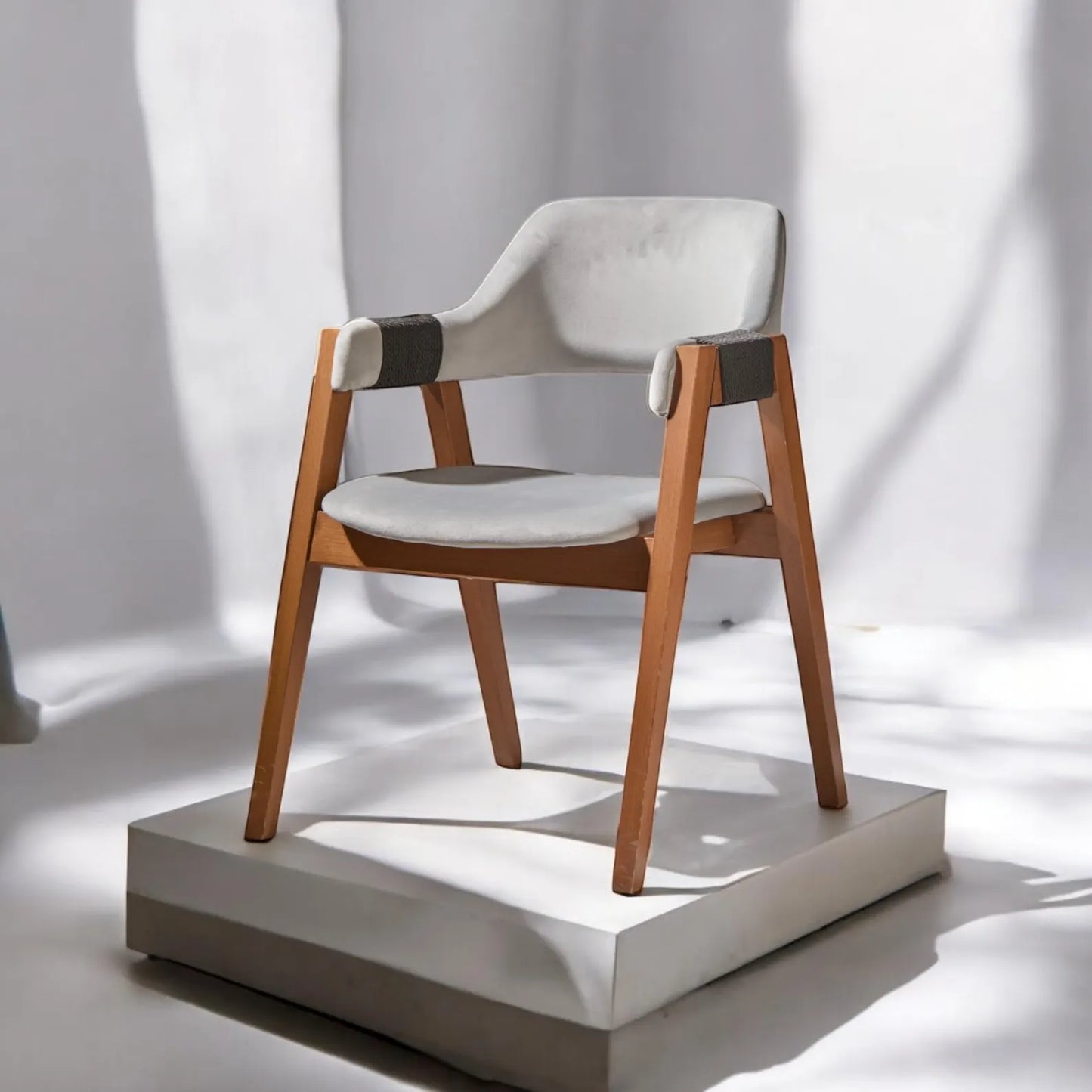 Valeri Modern Ahşap Kollu Rahat Sandalye