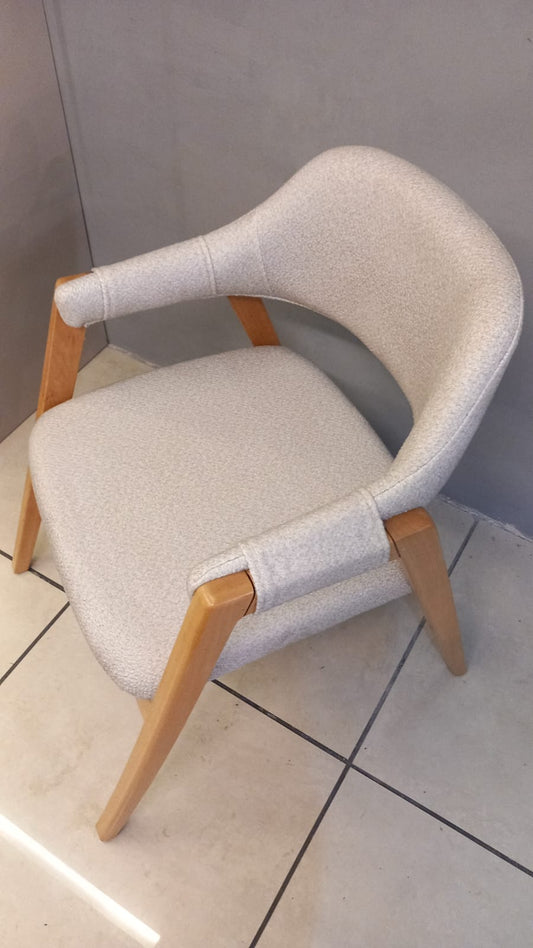 Valeri Geniş Oturumlu Sandalye/Seçilebilir Kumaş ve Ahşap