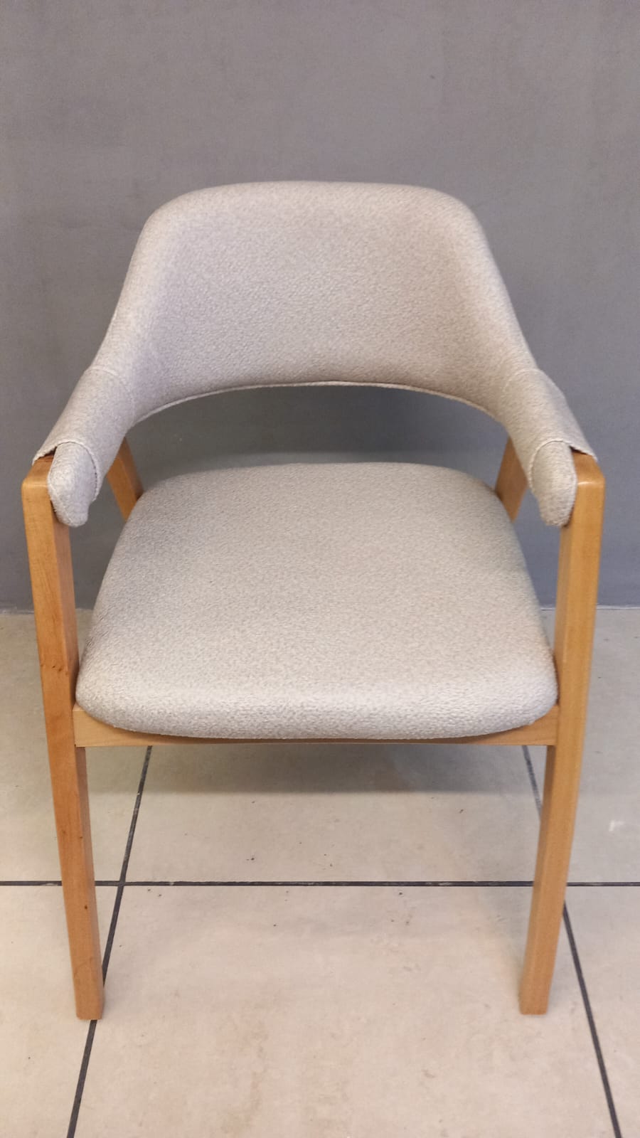 Valeri Geniş Oturumlu Sandalye/Seçilebilir Kumaş ve Ahşap